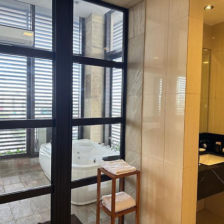 Luxent Hotel Quezon City Bagian luar foto