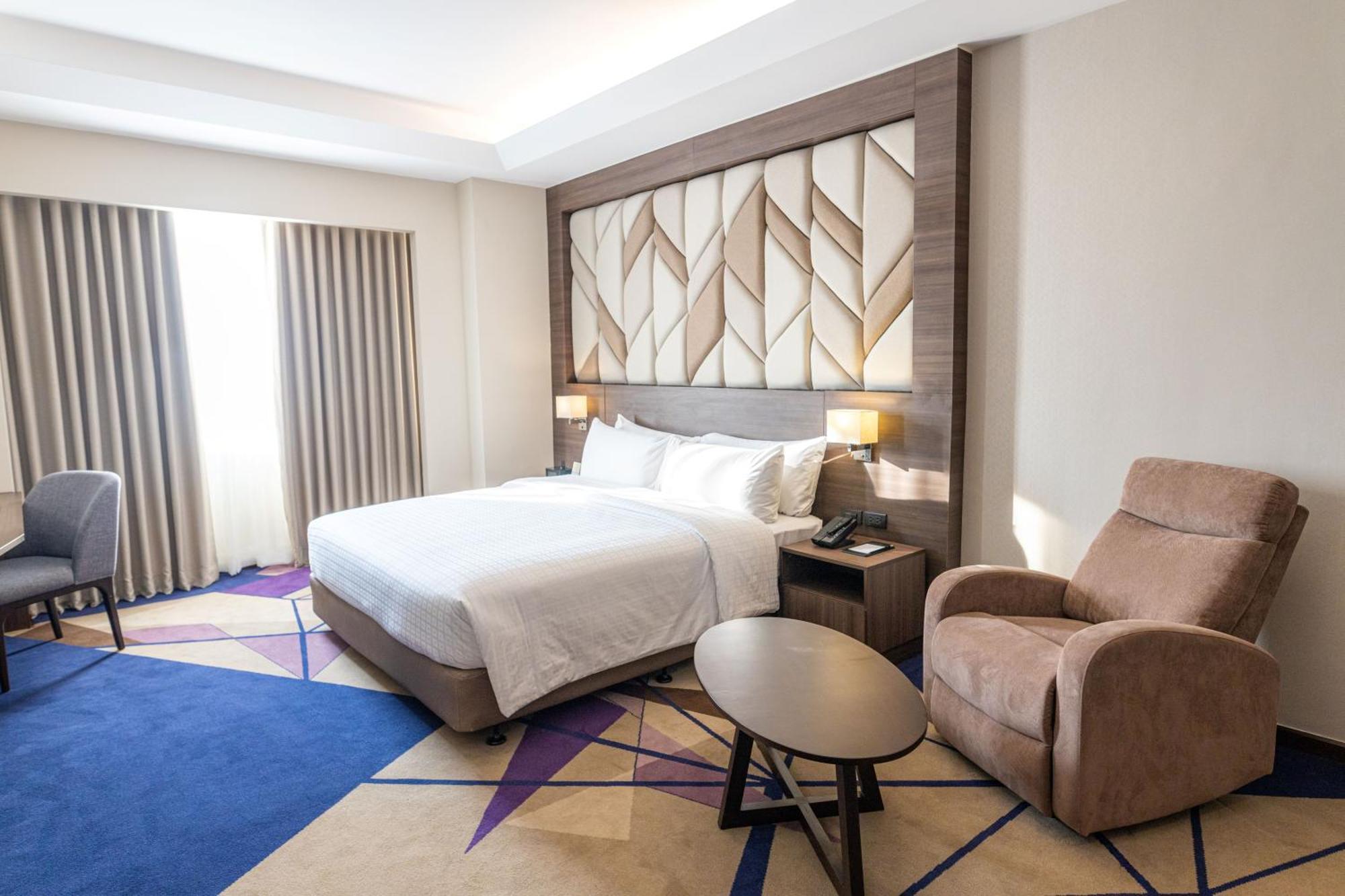 Luxent Hotel Quezon City Bagian luar foto