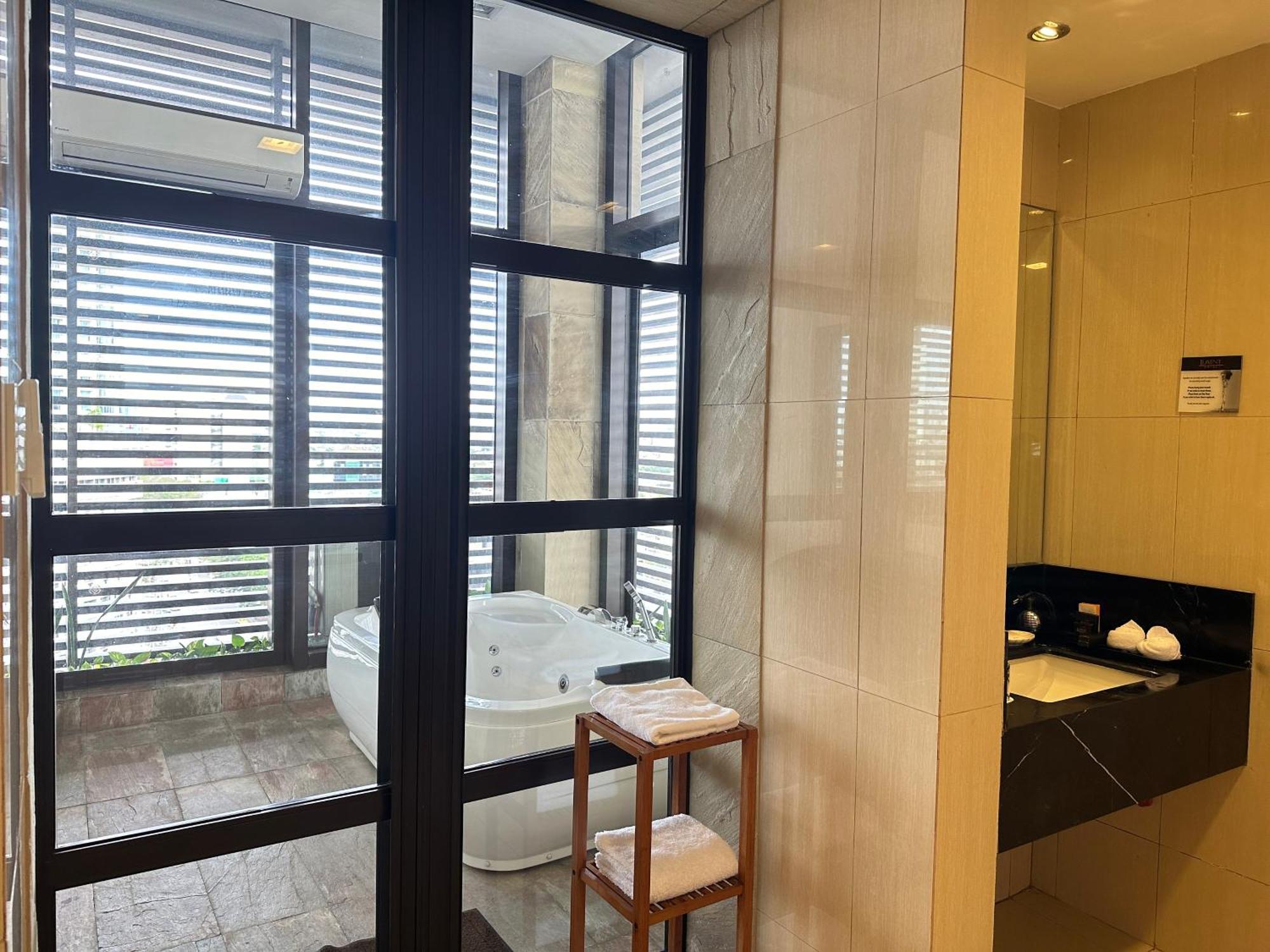 Luxent Hotel Quezon City Bagian luar foto