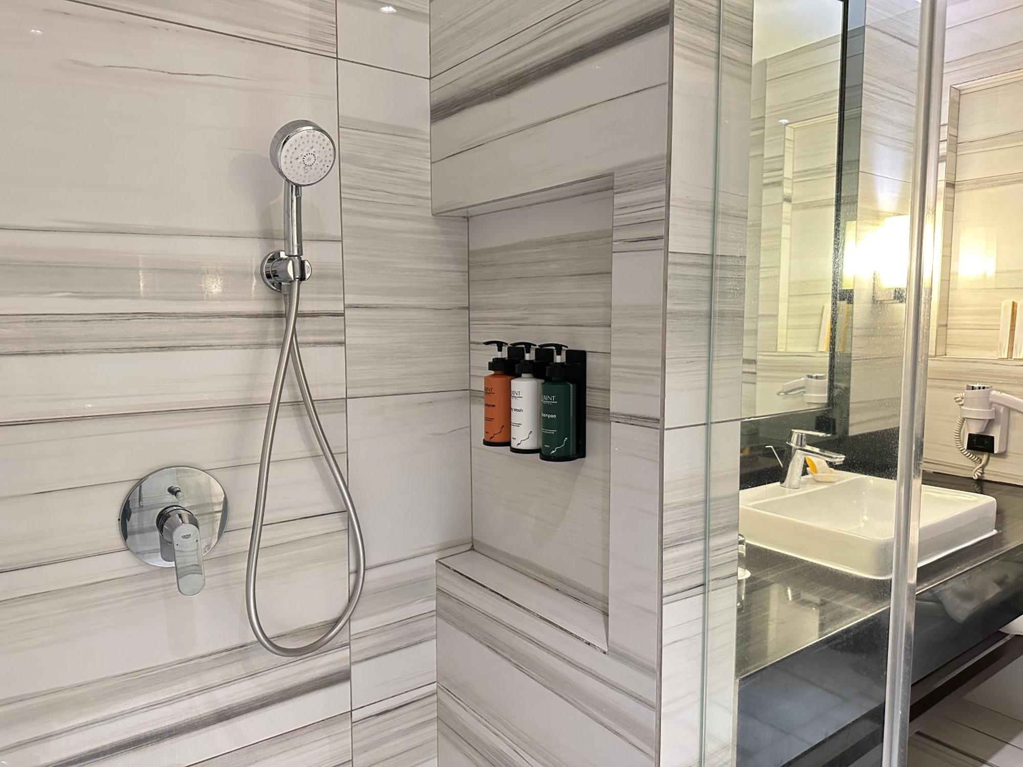Luxent Hotel Quezon City Bagian luar foto