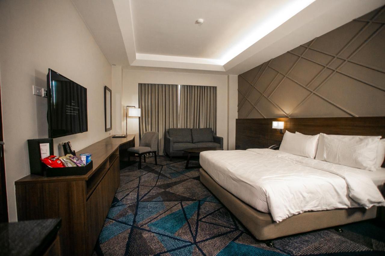 Luxent Hotel Quezon City Bagian luar foto