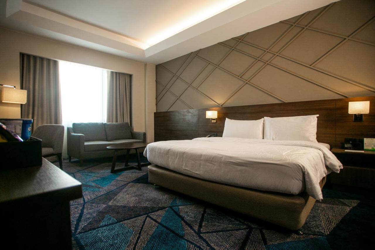 Luxent Hotel Quezon City Bagian luar foto